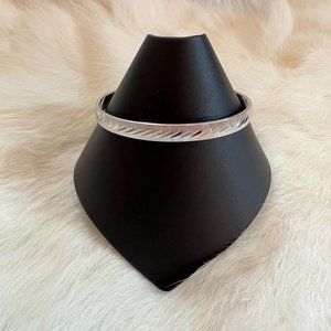 MOnet Signed Bangle‎ Bracelet Diamond Cut Silver Tone Metal Minimalist 13489